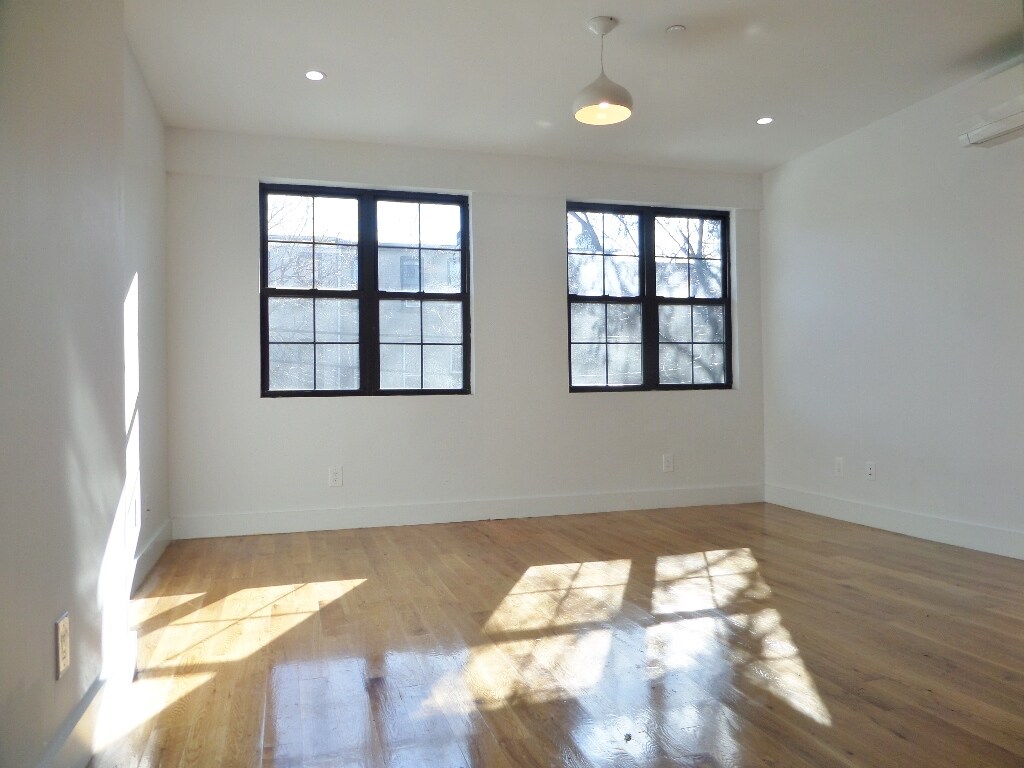Primary Photo - 1046 Lafayette Ave