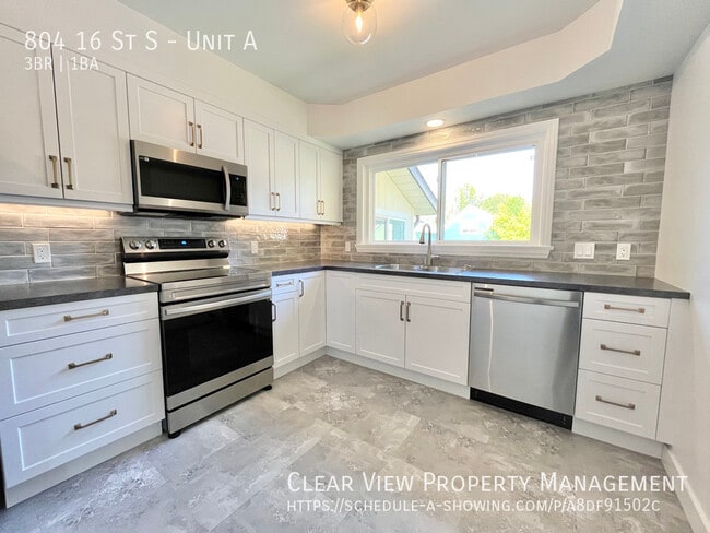 Building Photo - Freshly renovated 3 bed, 1 bath upper-leve...