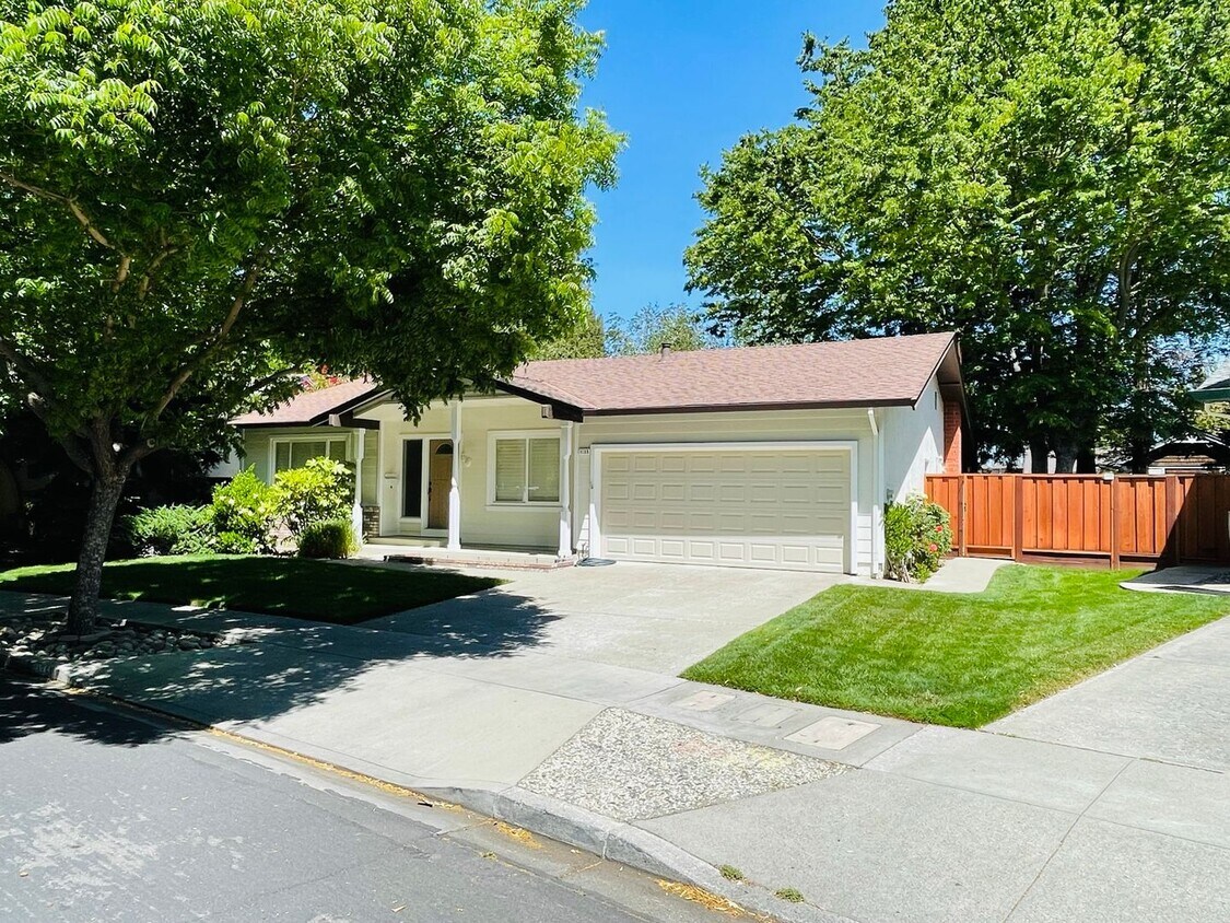 Primary Photo - 4 Bed/2 BA Single Story Home, Downtown Ple...
