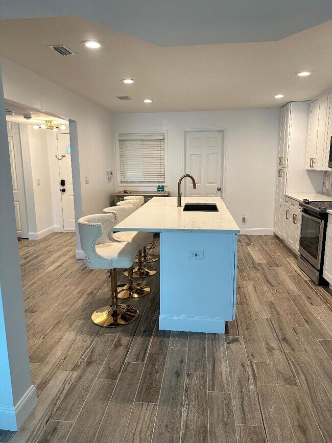 Foto del edificio - 8733 Bay Pointe Dr