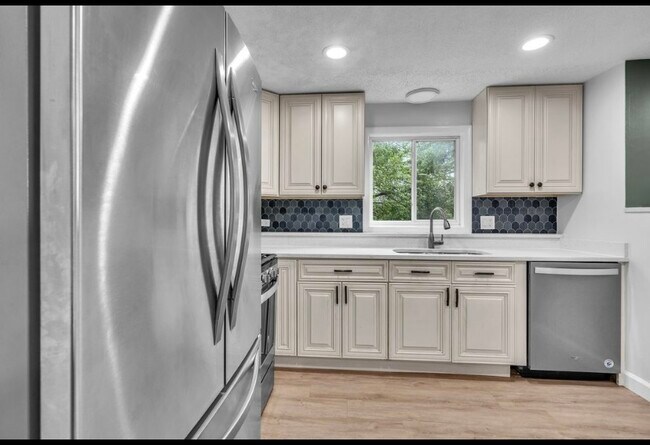 Foto del edificio - 1549 Revere Cir