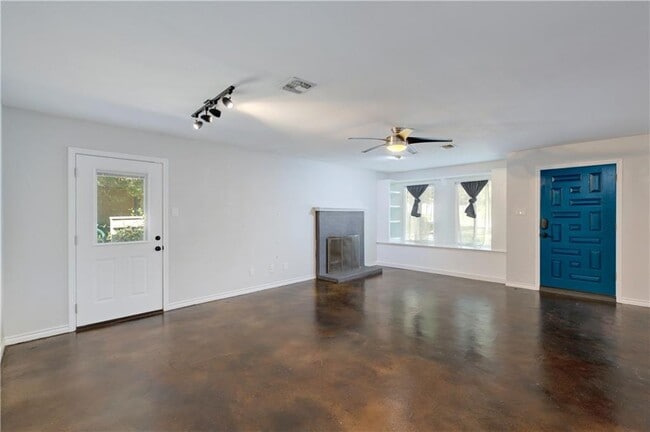 Building Photo - 5610 Oak Blvd