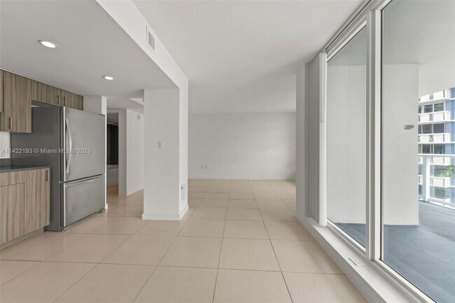 Building Photo - 910 West Ave