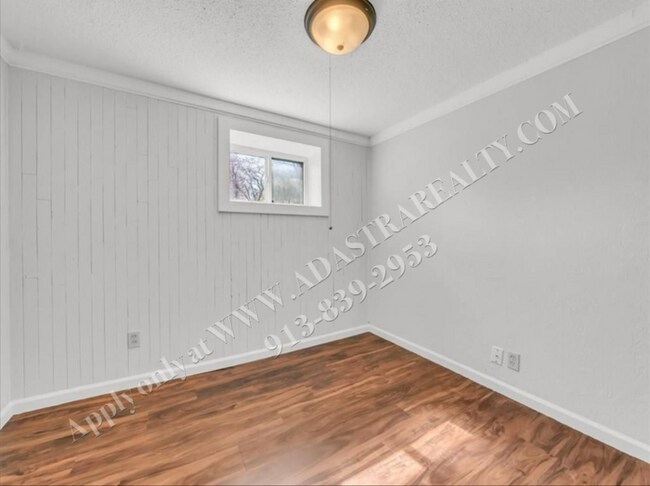 Building Photo - Updated 4 Bed 2 Bath Home in Lees Summit-C...