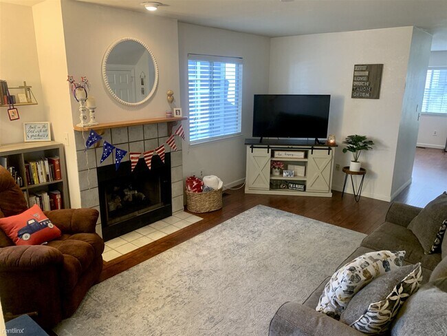 Building Photo - 2 br, 2.5 bath Townhome - 2650 Plumas Stre...