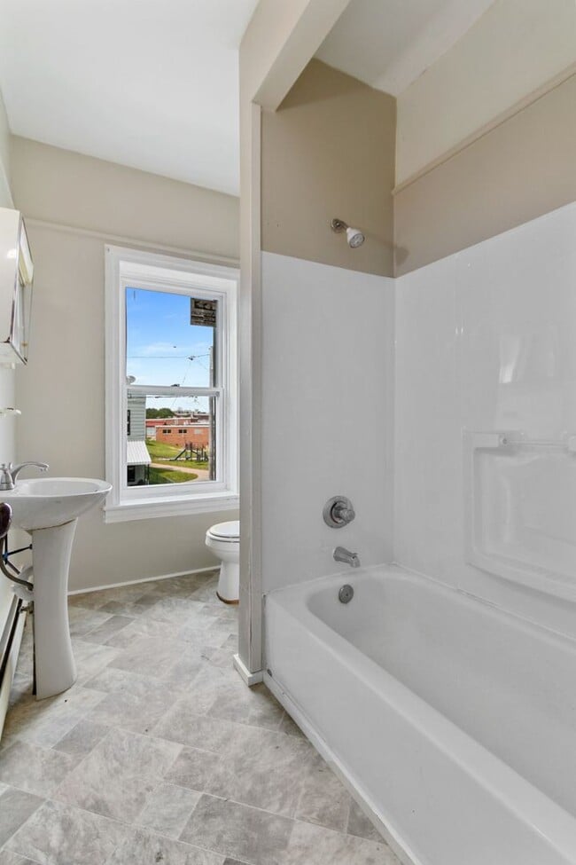 Building Photo - 392 E Maple St