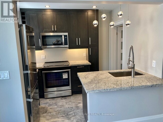 Photo du bâtiment - 922-922 Bathurst St