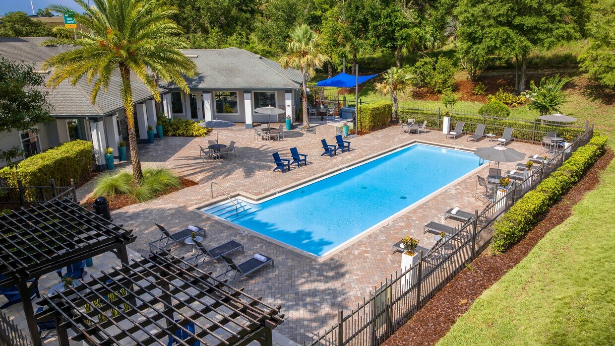 Rodeada de exuberante vegetación y modernos asientos tipo lounge, la piscina Elevate 155 ofrece el espacio ideal para relajarse, recargar energías y disfrutar del sol de Florida. - Elevate 155