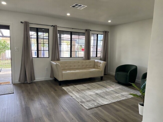 Foto del edificio - 8243 Heather Ave
