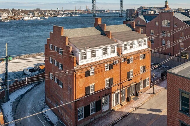 Building Photo - 205 Market St