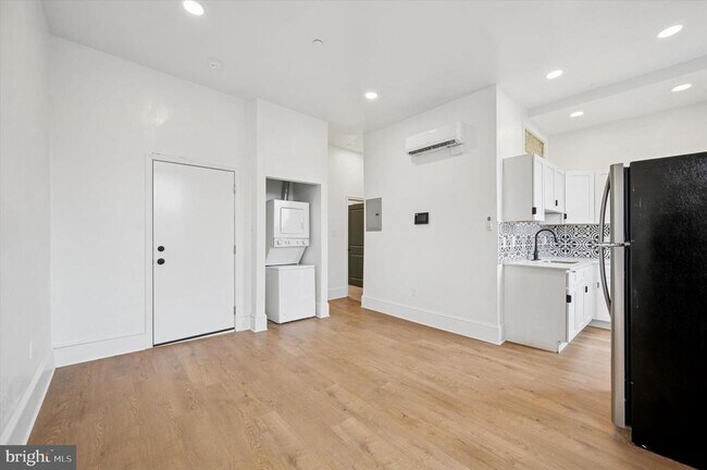 Foto del edificio - 1637 W Girard Ave