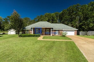 Building Photo - 661 Post Oak Place