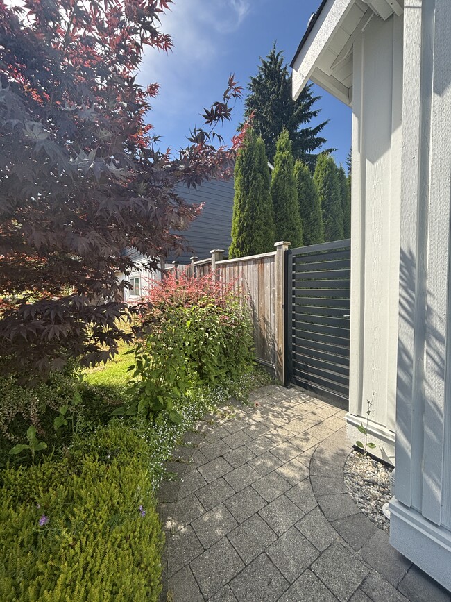 Building Photo - 7761 Kerrywood Cres