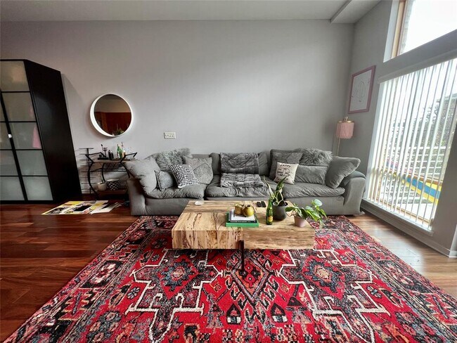 Foto del edificio - 2124 E 6th St