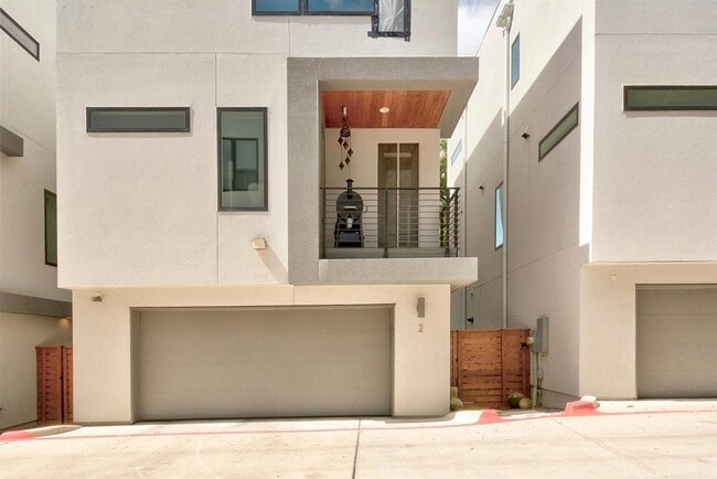 Building Photo - 2301 Bluebonnet Ln