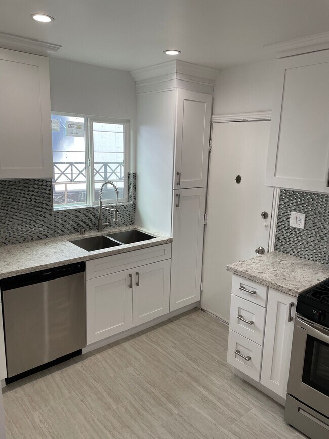 Foto del edificio - 1427 N Laurel Ave