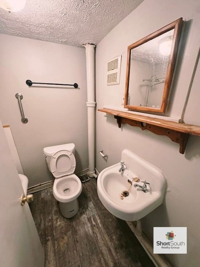 Building Photo - Updated 2 Bed 1 Bath upper level apartment in Lansing For Rent