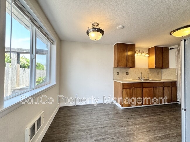Building Photo - 444 N 12th St