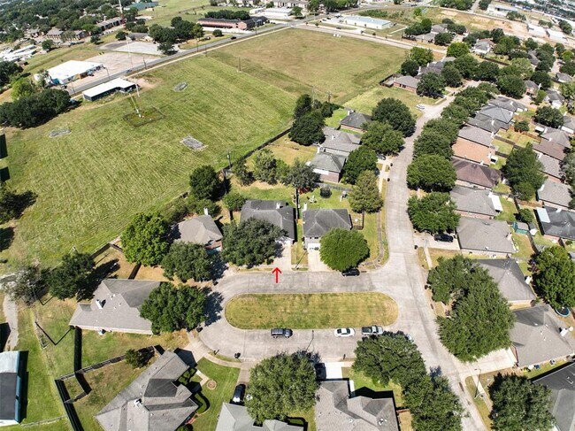 Building Photo - 1506 Village Ct Cir