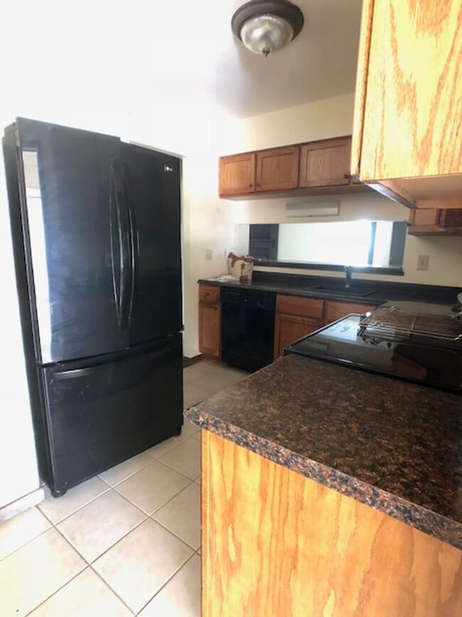 Building Photo - LEXINGTON - 3 Bedroom, 1 1/2 Bath Duplex Move-In Ready!