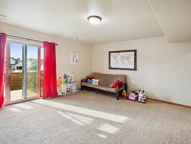 Foto del edificio - Coralville 4 Bedroom 4 Bath 3 Level Town H...