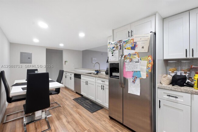 Foto del edificio - 555 NE 123rd St