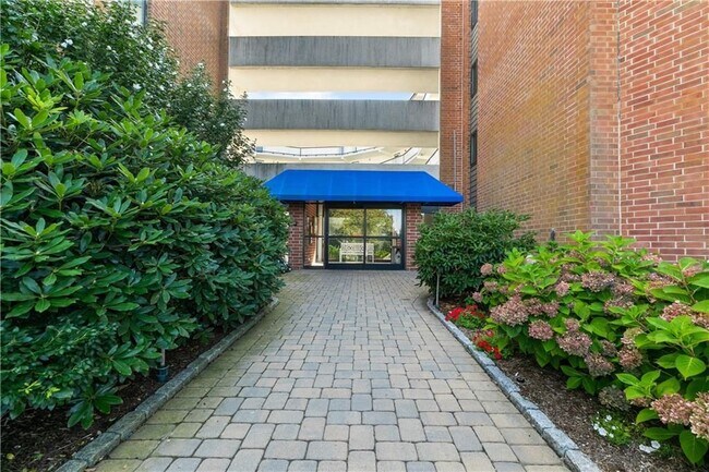 Foto del edificio - 1204 Capella S