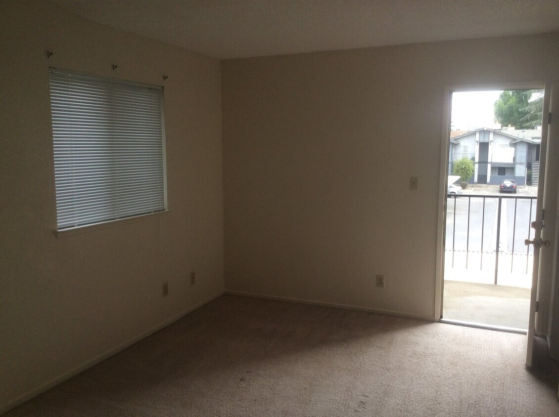 Building Photo - MOVE IN Special