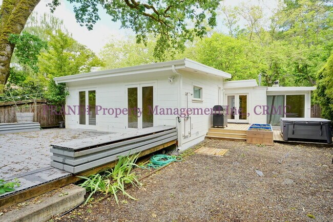 Foto del edificio - Bright, Stylish Fairfax Home with a Privat...