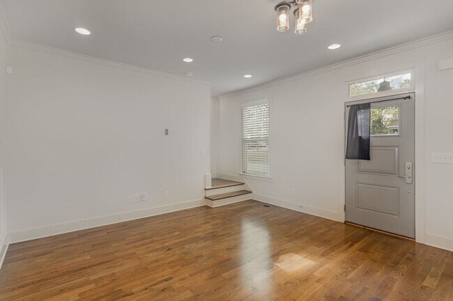 Building Photo - 5802 Maxon Ave