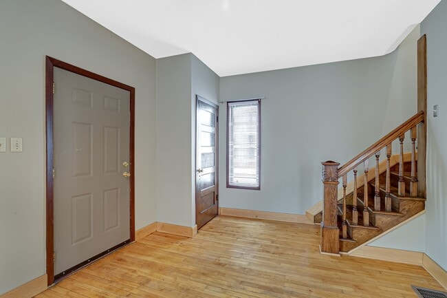 Building Photo - South Minneapolis SFH, One Car Garage, Hardwood Floors, Pets Ok, Avail Now