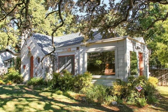Building Photo - 302 Lockhart Dr