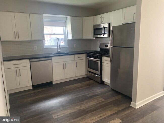 Foto del edificio - 7946 Summerdale Ave
