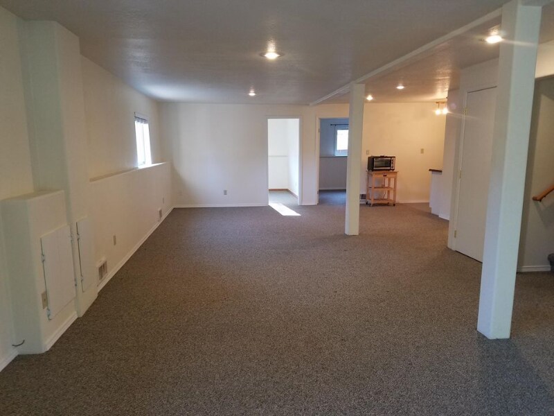 28413 N Selkirk View Dr, Chattaroy, WA 99003 Room for Rent in