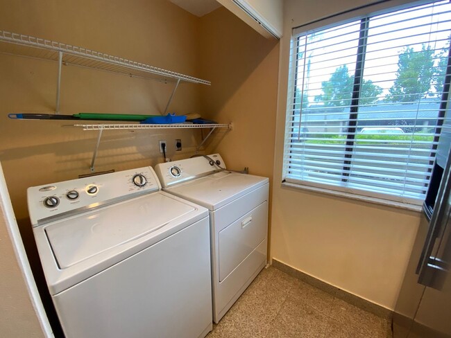 Building Photo - Nice 2 bedroom, 2.5 bathroom duplex for re...