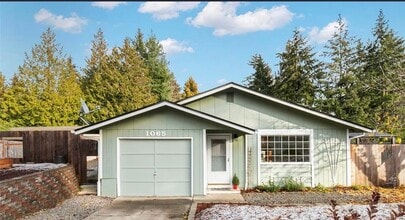 Building Photo - 1065 Megan Ct E