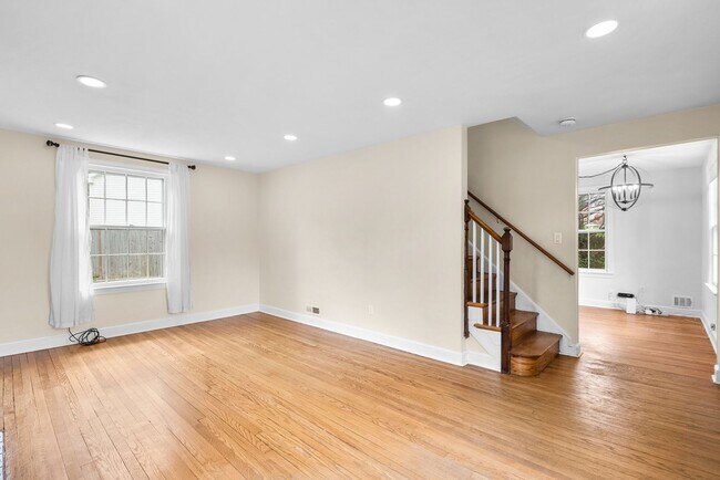 Building Photo - 3 Bed 2.5 Bath - Silver Spring Colonial - ...