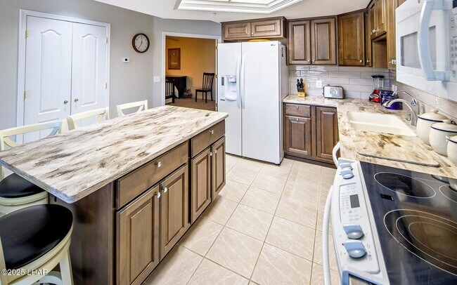 Foto del edificio - Long Term Furnished Condo