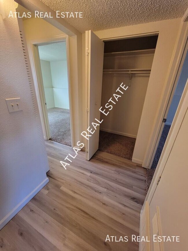 Building Photo - Renovated 2 Bed 1 Bath with Washer/Dryer &...