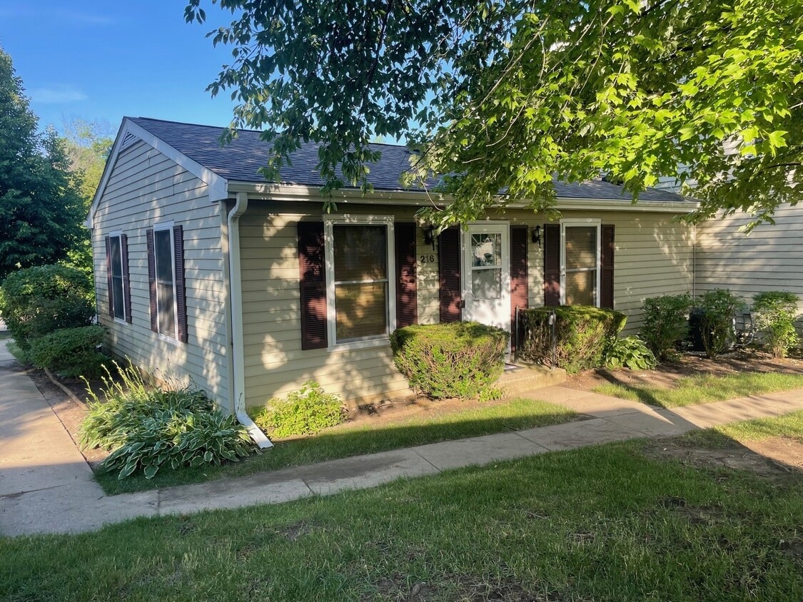 Primary Photo - 216 Russet Way
