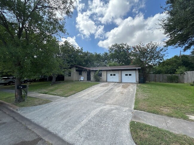 Foto del edificio - 3202 Brookbend Dr