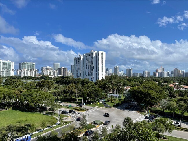 Foto del edificio - 3375 N Country Club Dr