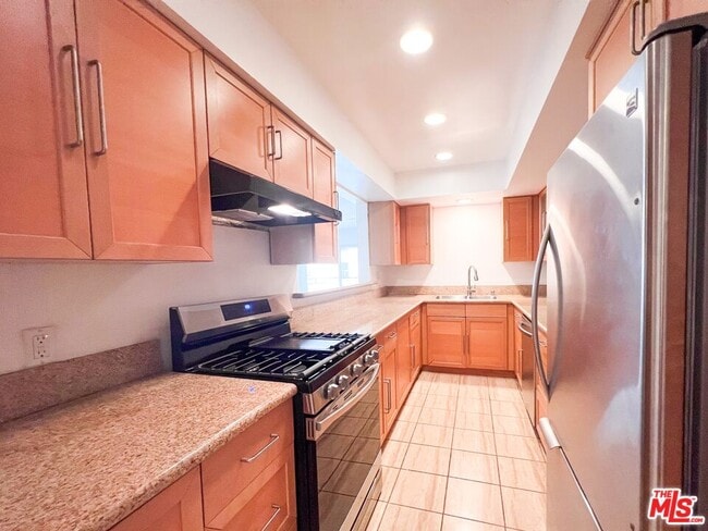 Building Photo - 6752 Hillpark Dr