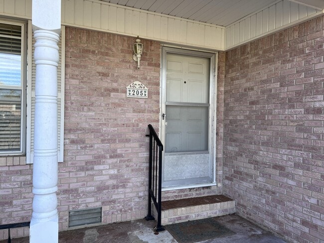 Building Photo - 205 Mockingbird St