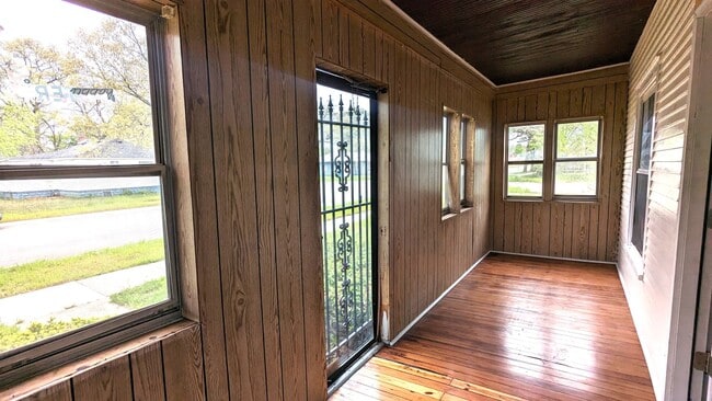 Building Photo - 2404 Leahy St