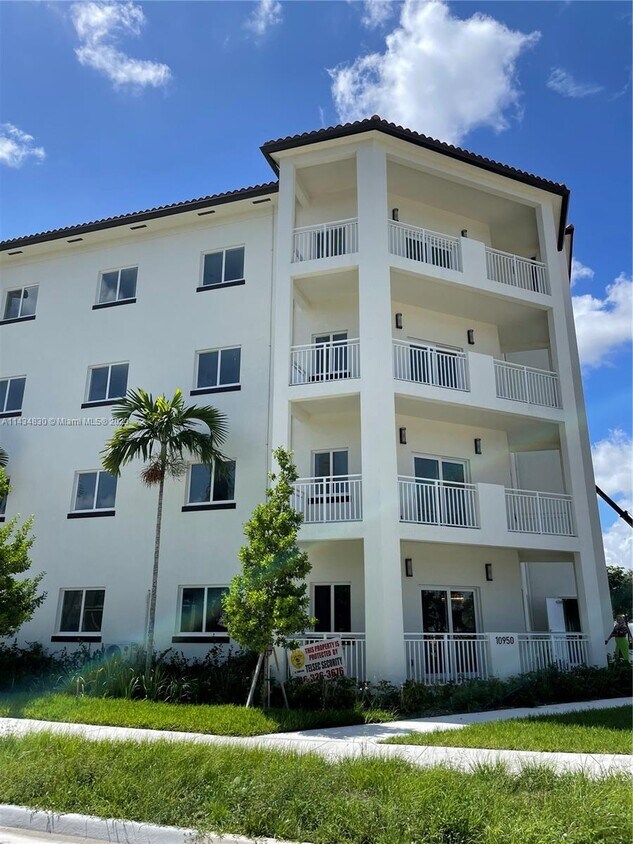 10950 NW 82nd St Unit 303, Doral, FL 33178 Room for Rent in Doral, FL