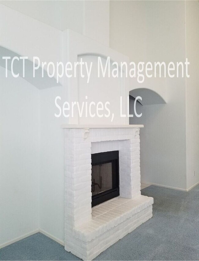 Foto del edificio - Beautiful Townhome with Fireplace