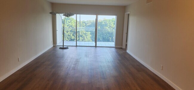 Building Photo - 3150 N Palm Aire Dr