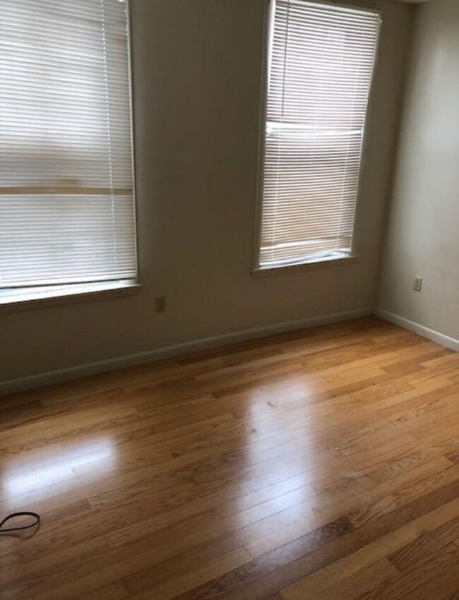 Dormitorio 2 - 16 W Court St