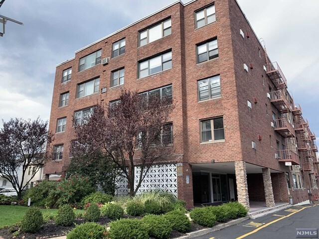 Primary Photo - 275 Hoym St
